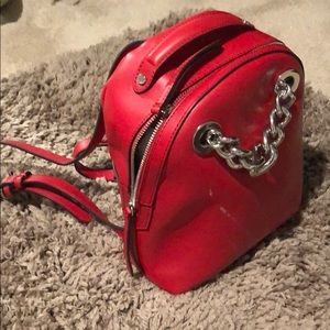 Cute red backpack! 🚨